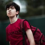 Adolescent cu ghiozdan în spate, în drum spre școală