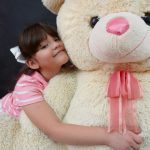 Fractura supracondiliană de humerus la copil și rolul mâinii dominante Fetiță de vârstă preșcolară care își îmbrățișează ursulețul de pluș