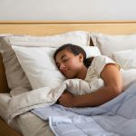 Adolescentă care doarme liniștită în patul ei
