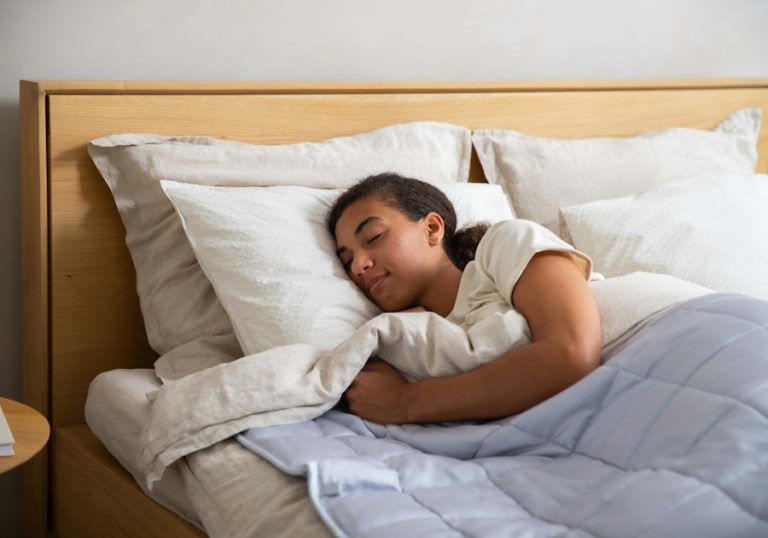 Adolescentă care doarme liniștită în patul ei