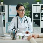 Medic în cabinet, în timpul unei consultații