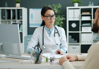 Medic în cabinet, în timpul unei consultații