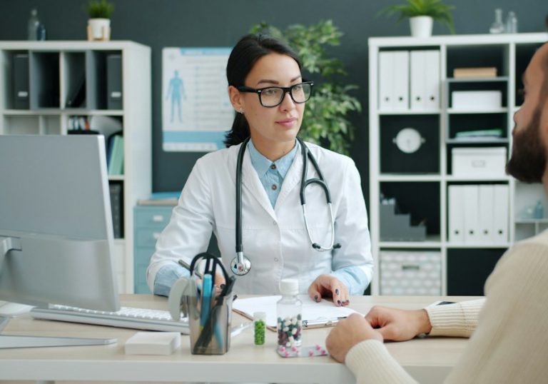 Medic în cabinet, în timpul unei consultații