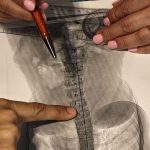 Radiografie de coloană pe care se măsoară unghiul Cobb, cu rigla și goniometrul așezate pe film
